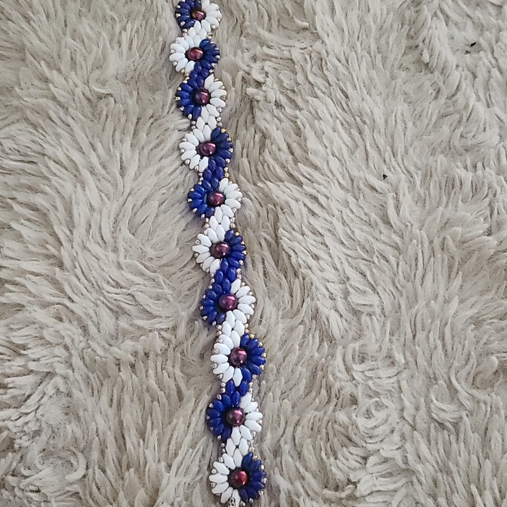 Hand Crafted Daisy Chain Flower Bracelet - Picture 5 of 6